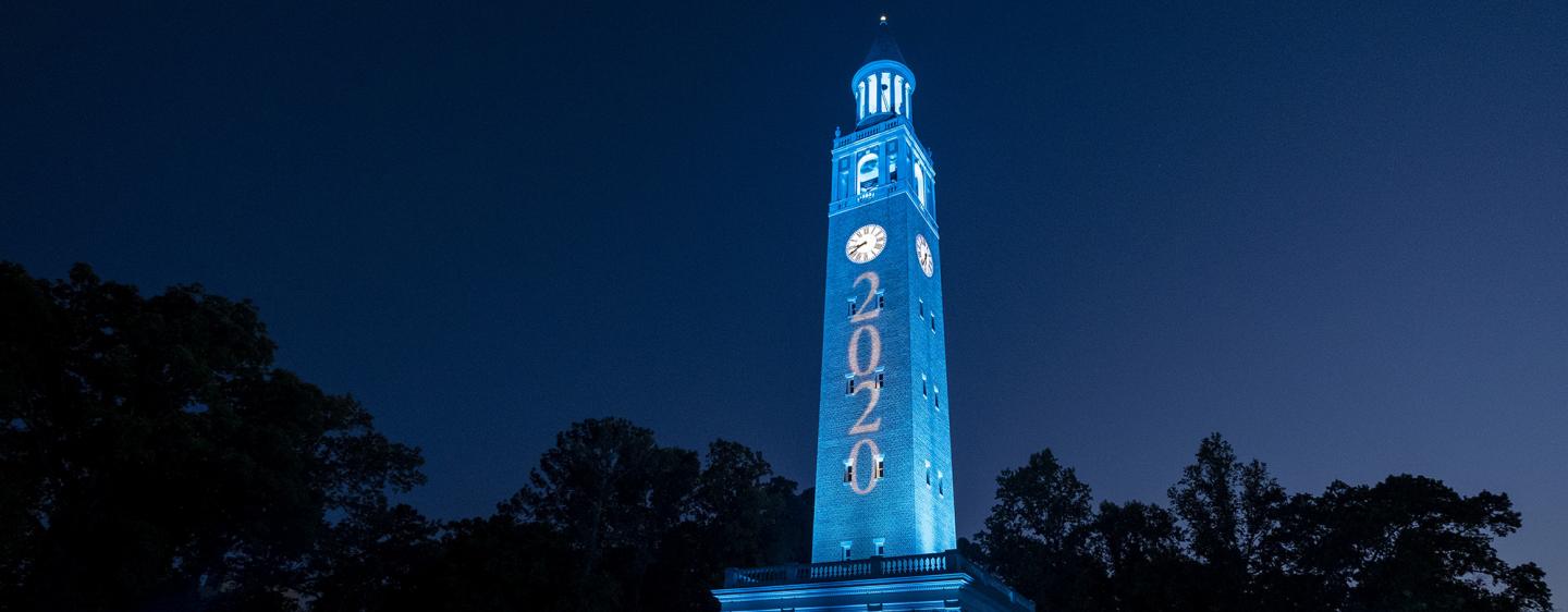 莫黑德·帕特森钟楼在夜间,侧面用2020蓝色照明。